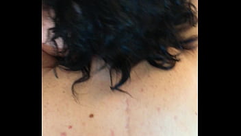 Pequeña mujer tatuada recibe creampie en POV