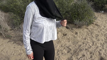 不貞の既婚フランス人イスラム教徒妻が公衆の面前で毛むくじゃらのマンコを披露
