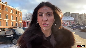 Mädchen stimmte zu, mit dem Sperma eines Fremden im Gesicht an einem öffentlichen Ort spazieren zu gehen – Cumwalk