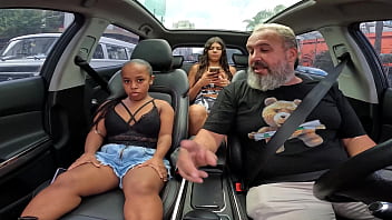 Аназинья ду Мау обнаженная в машине и бездельничает на улицах Сан-Паулу