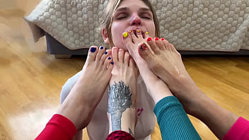 Los pies de cuatro niñas malcriadas estiran la boca de una esclava lesbiana y la llenan de saliva