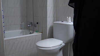 Riskanter Sex!!! Stiefsohn fickt mein Arschloch auf der Toilette, während mein Mann bei der Arbeit ist