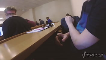 Wichsender Schnuckel während des Unterrichts
