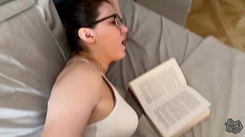 Stepson baise sa belle-mère sexy pendant qu'elle lit un livre