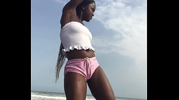 Una pazza stronza twerka forte in abiti sexy all'aperto sulla spiaggia