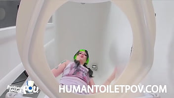 Kittycamtime pega de surpresa pelo banheiro humano