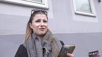 GERMAN SCOUT - Mia Minou, une gameuse allemande, pick-up pour un casting de baise à Munich