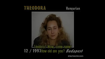 Theodora est une amatrice qui se déshabille pour la première fois devant une caméra