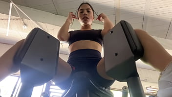 Latina Fitness goza no silencioso banheiro da academia