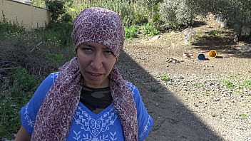 Возбуждённая турецкая мусульманка-жена-рогоносец публично занимается сексом с американским солдатом