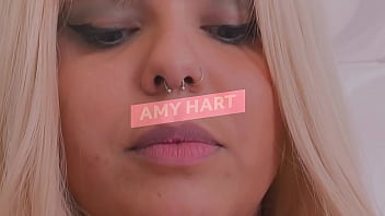 Amy a sucé la bite de son amie jusqu'à ce qu'elle ait du sperme au visage