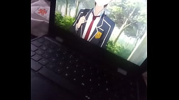 Befummelt die Titten eines Teen18-Otakus, während er sich einen Anime ansieht. Echtes Heimvideo.