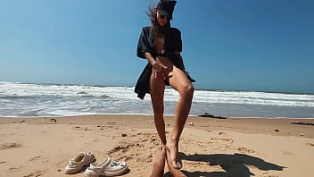 Junge Frau Mädchen an einem wilden FKK-Strand wichst, lutscht Schwänze, zeigt Beine in der Öffentlichkeit im Freien, Blowjob