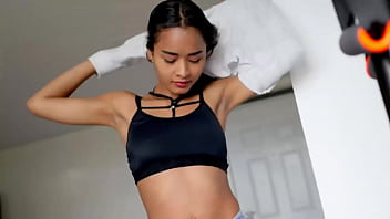 Sex Packer - Puta latina amateur flaca tiene una cogida de yoga con estiramiento de coño