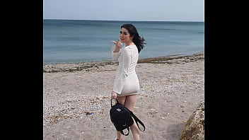 Mujer joven fue atrapada en la playa jugando con un juguete vibratorio para controlar el orgasmo.