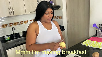 Madrastra intenta hacer el desayuno y termina comiéndose la polla de su hijastro