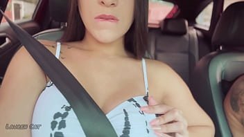 Hottie in tight shorts gave a delicious blowjob in the car
