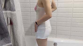 Ich habe ein hübsches Mädchen in der Dusche gefunden und sie macht ihr Kleid und ihr weißes Höschen ganz nass 4K und ich stecke meinen Schwanz in sie