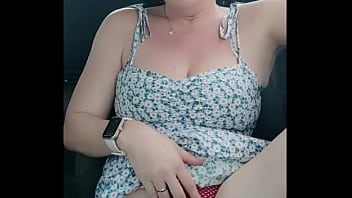 Verheiratete Frau gibt im Auto an, während der Cuckold fährt – Sehen Sie sich das vollständige Video auf Rot an!!!