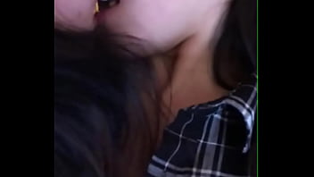 Quarteto de chinesas lésbicas se beijando e transando