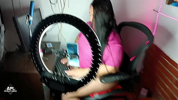 Gordita trabajadora webcam, hace una pausa para sentarse sobre una verga bien parada
