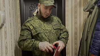 Soldado russo fode uma esposa solitária na buceta e no cuzinho
