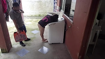 Замужняя домохозяйка платит технику по стиральной машине своей задницей, пока мужа-рогоносца нет дома