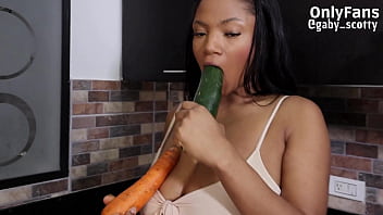 Gaby, der Nymphomanin, ist es egal, ob es sich um ein Gemüse handelt ... sie möchte ihre Muschi mit allem ficken.