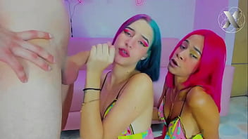 dos hermosas chicas con cabello colorido le follan la garganta