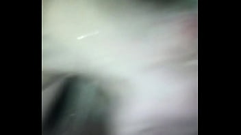Горячая молодая женщина делает минет в любительском видео, глотает сперму