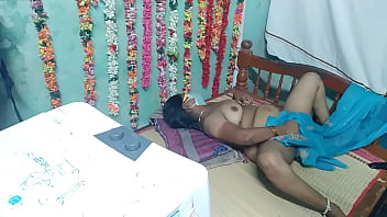 インドの村の本物の夫婦が寝室でセックスするビデオ
