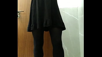 Femboyzinho fazendo strip de vestidinho preto e mostrando o cuzinho de lingerie