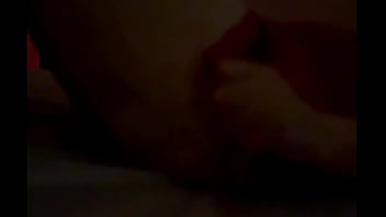 Una calda e tettona milf amatoriale in lingerie rossa si masturba mentre il marito sta filmando.