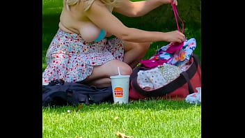 Voyeur-Cam. Vollbusige Sexbombe zeigt riesige Titten in öffentlichem Park