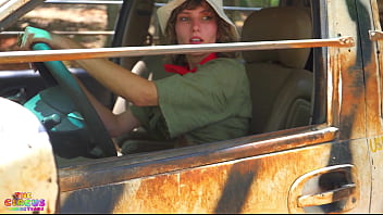 Ahanu Reed fait passer un bon moment à Bae Brattty lors d'un safari au volant
