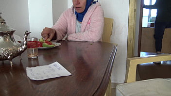 hijastro muestra su gran polla a su madrastra argelina durante el desayuno