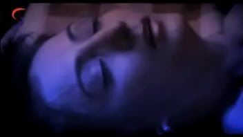 Акшара в постели с молодым парнем, горячая сцена из фильма