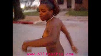 AllYourPix.com - черная девушка гуляет по улице обнаженной