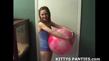 Innocent Teen Kitty mit einer sexy Pyjama-Party