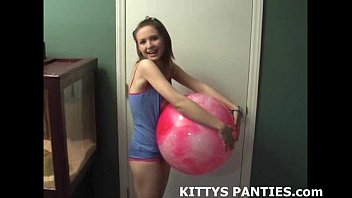 Die 18jährige Kitty feiert ihre erste Pyjamaparty